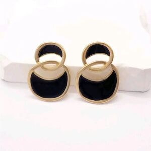 Black enamel geo stud earrings N300